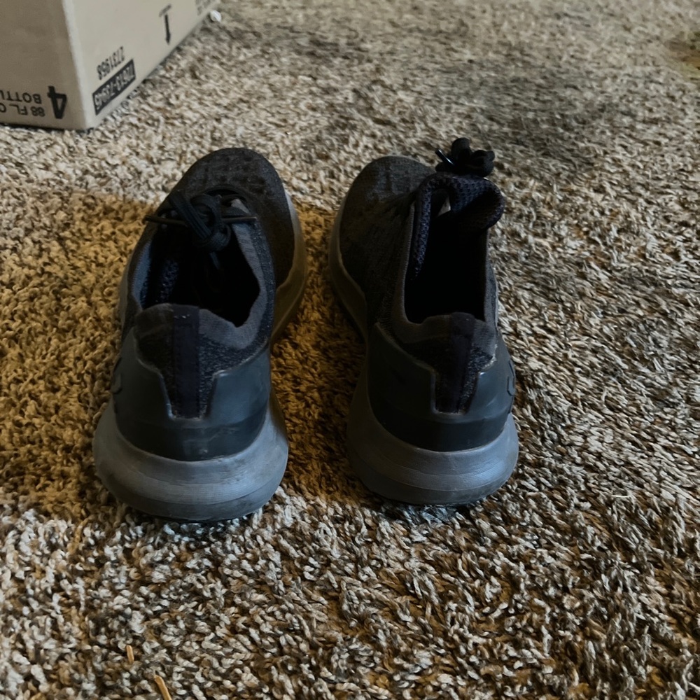 I’m selling a nice pair of black athletes shoes. Only been worn 4 times - Picture 2 of 3